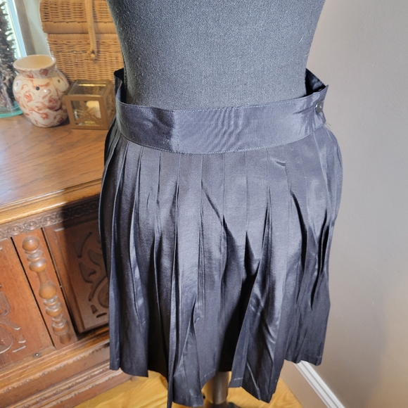 VINTAGE STUDIO BLACK SHINY PLEATED MINI SKIRT - Picture 1 of 7